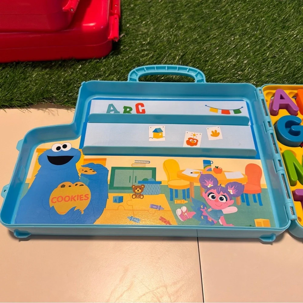 Sesame Street Character Puzzle Set - Red and Blue 2022 Elmo talks‎ and sings
